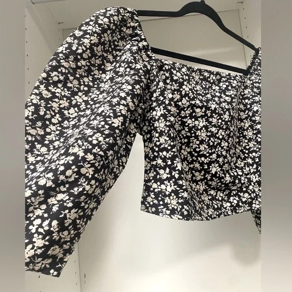 Levi’s Long Sleeve Flower Print Crop - NWT - Picture 6 of 8